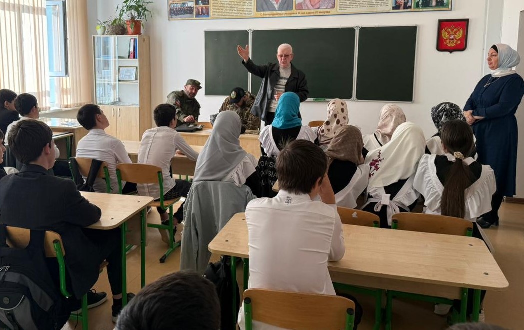 Работники Казбековского Комплексного центра под девизом: «Почет и уважение» организовали встречи ветеранов СВО со школьниками